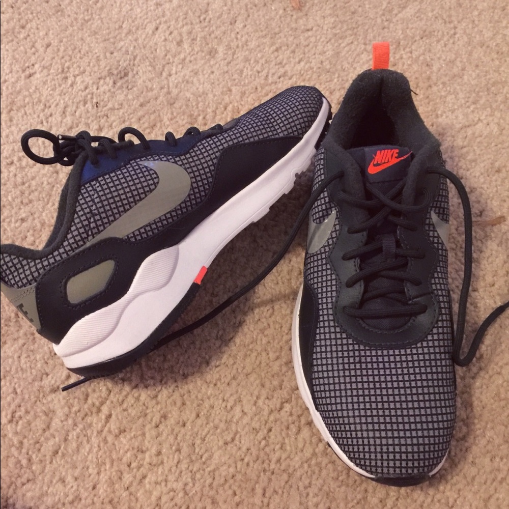 Women’s Nike shoes. Size 8. Worn once!